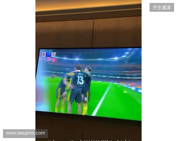 齐尔克泽晒在家看直播照片:我的天哪!!多古太牛了!